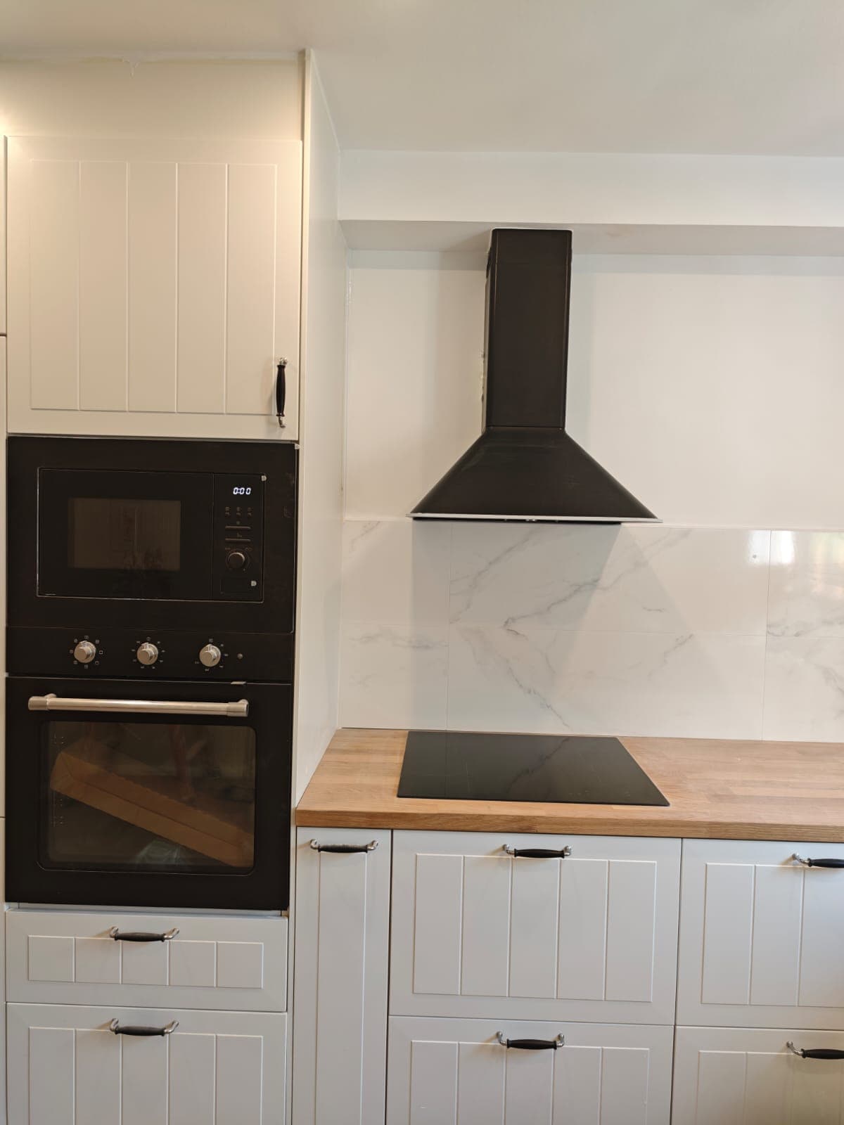 Detalle de cocina con encimera de mármol reformada por Reflipping